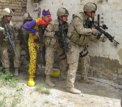 Un clown tente de passer inaperçu parmi des soldats.
